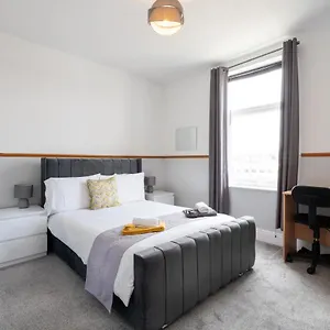 Spacious 4br, Parking, Near Centre, Accommodates 8 Holiday home